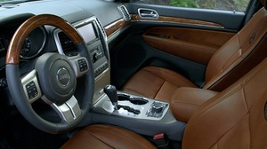2011-Jeep-Grand-Cherokee-Overland-Front-seats_2.jpg