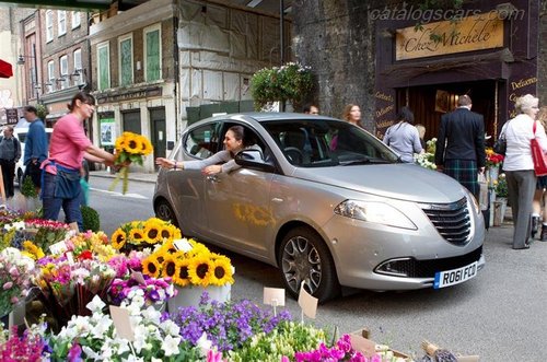 Chrysler-Ypsilon-2012-01[1].jpg