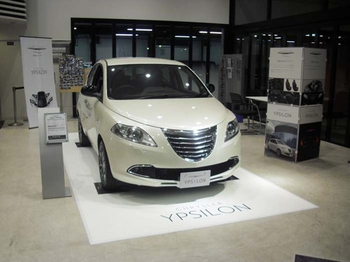 http://www.chukyo-chrysler.co.jp/up_img/Chrysler%E3%80%80YPSILON%EF%BC%88%E3%82%AF%E3%83%A9%E3%82%A4%E3%82%B9%E3%83%A9%E3%83%BC%E3%80%80%E3%82%A4%E3%83%97%E3%82%B7%E3%83%AD%E3%83%B3%EF%BC%89.jpg